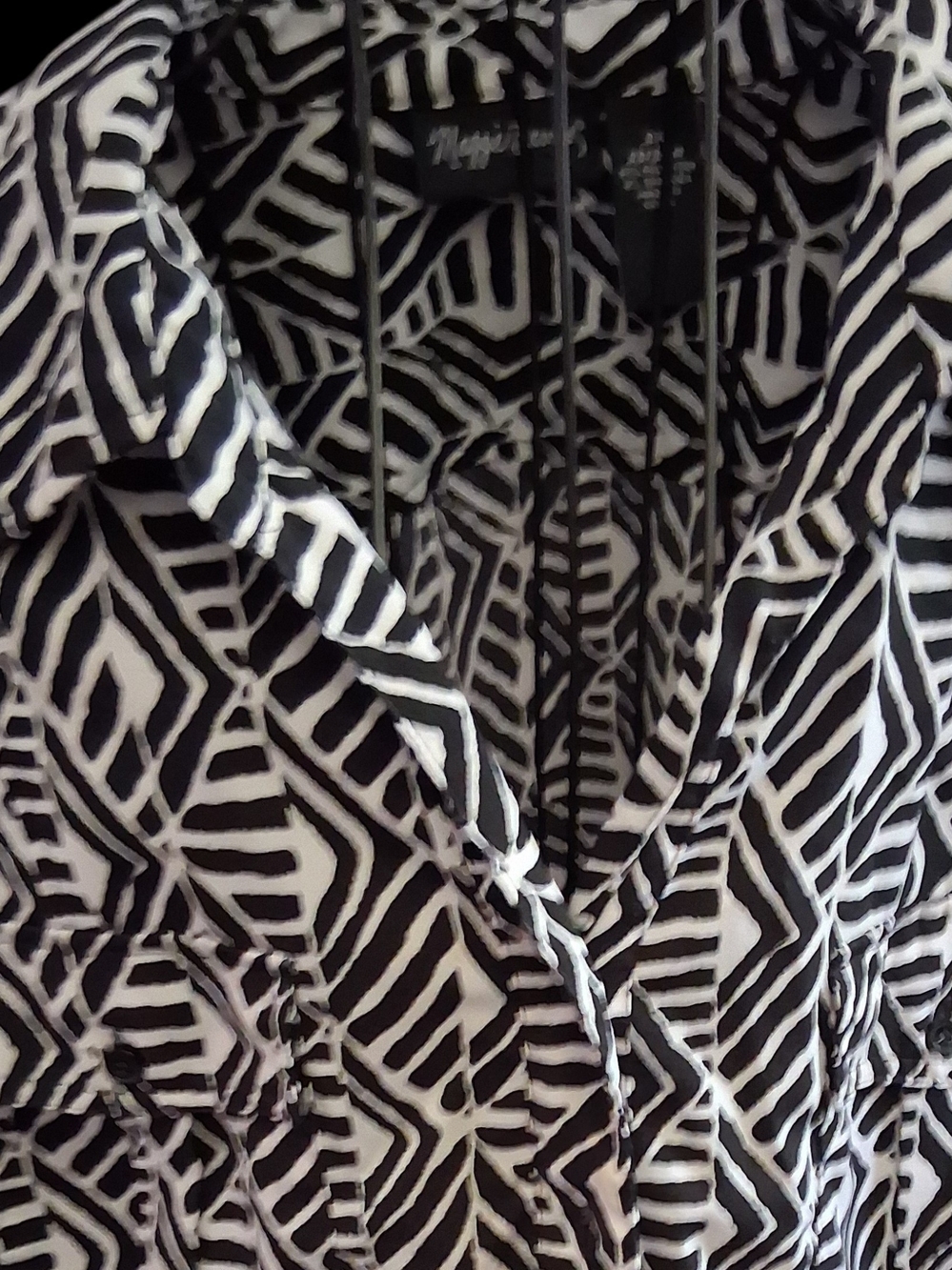 Maggie Barnes Geometric Black & White Button-Front Women's Top - Picture 2 of 4